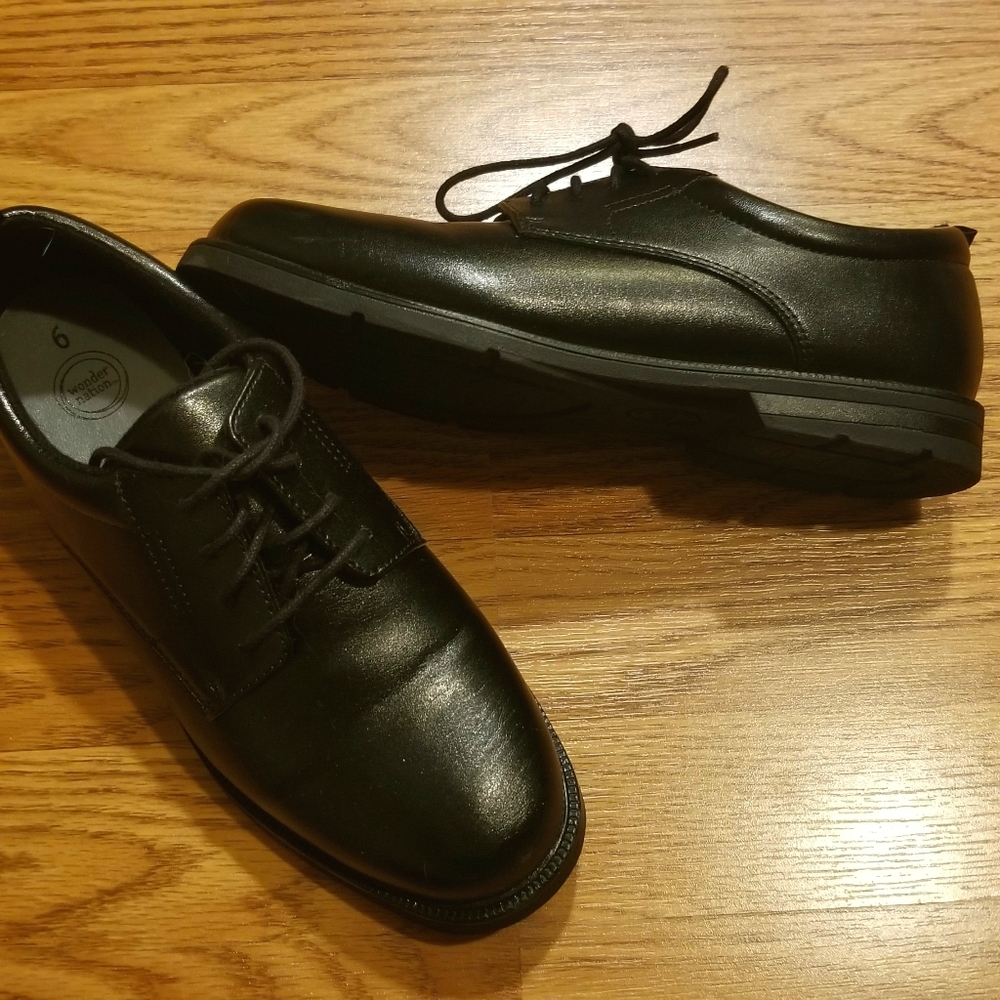 BOY'S BLACK DRESS SHOES - 6 - EUC